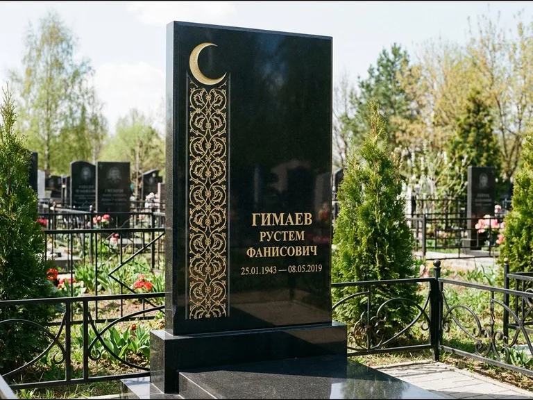 Памятник с гравировкой полумесяца — золочёный полумесяц и колонна растительного орнамента-ислими, работа «Гимаев» в Тольятти