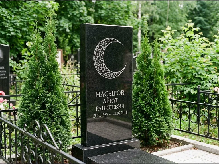 Памятник с гравировкой полумесяца — гравировка полумесяца в геометрическом орнаменте-гирихе, работа «Насыров» в Тольятти