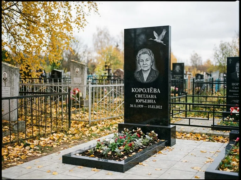 Памятник с гравировкой журавлей — белая гравировка клина журавлей, уходящего в верхний угол ст, работа «Королёва» в Тольятти