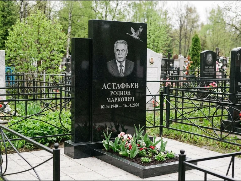 Памятник с гравировкой журавлей — гравировка одиночного летящего журавля над портретом, работа «Астафьев» в Тольятти