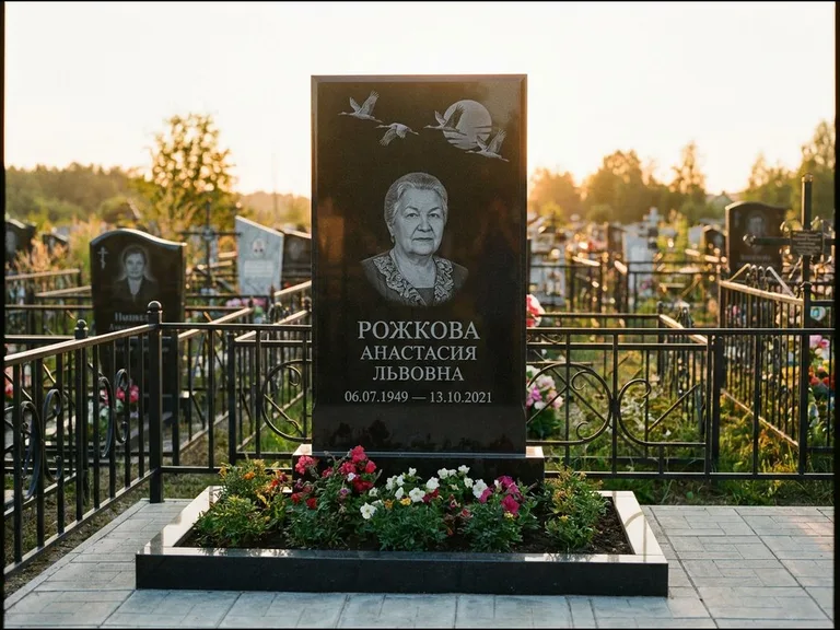 Памятник с гравировкой журавлей — гравировка клина журавлей на фоне солнечного диска, работа «Рожкова» в Тольятти