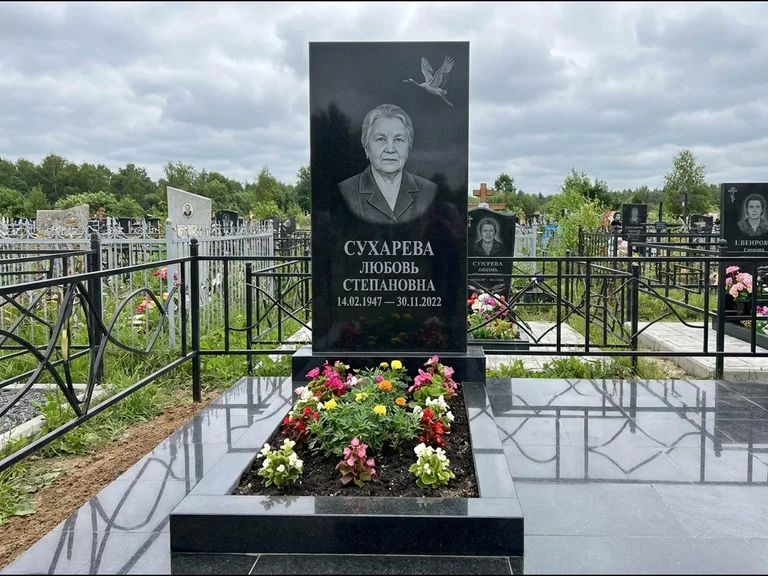 Памятник с гравировкой журавлей — гравировка одиночного летящего журавля над портретом, работа «Сухарева» в Тольятти