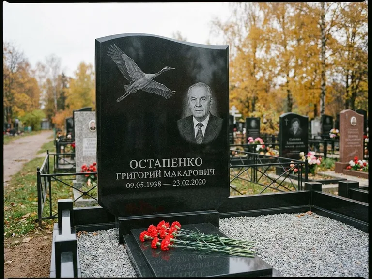 Памятник с гравировкой журавлей — гравировка журавлей, работа «Остапенко» в Тольятти