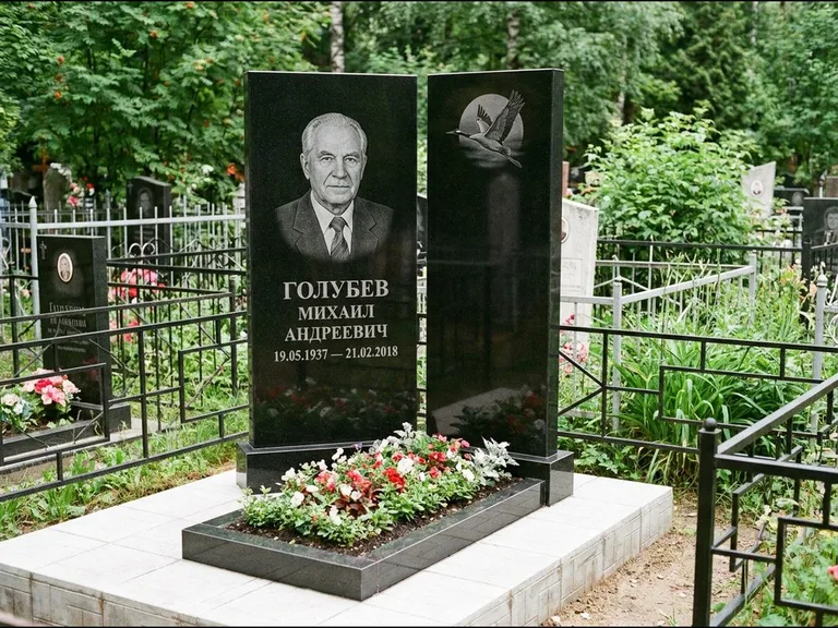 Памятник с гравировкой журавлей — гравировка клина журавлей на фоне солнечного диска, работа «Голубев» в Тольятти