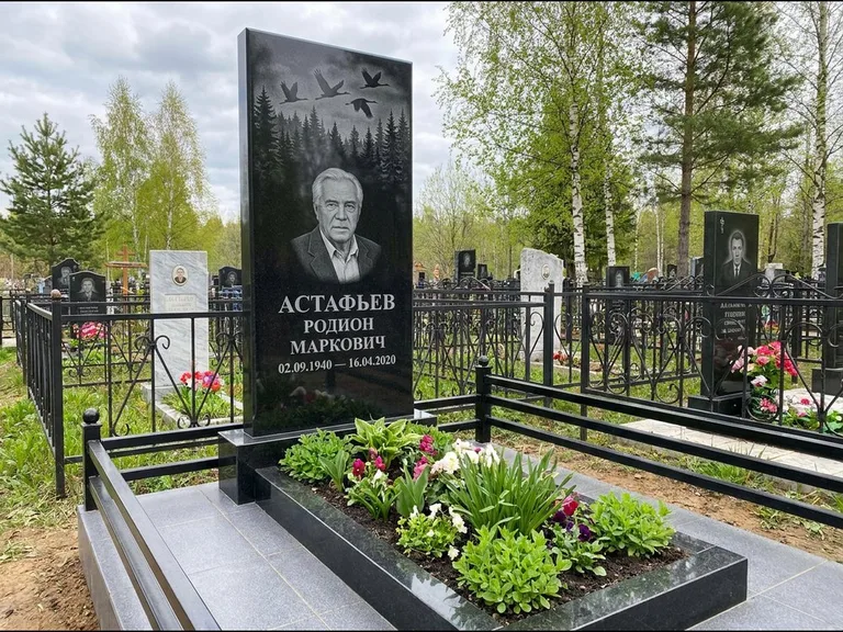 Памятник с гравировкой журавлей — гравировка силуэтов журавлей над еловым лесом, работа «Астафьев» в Тольятти