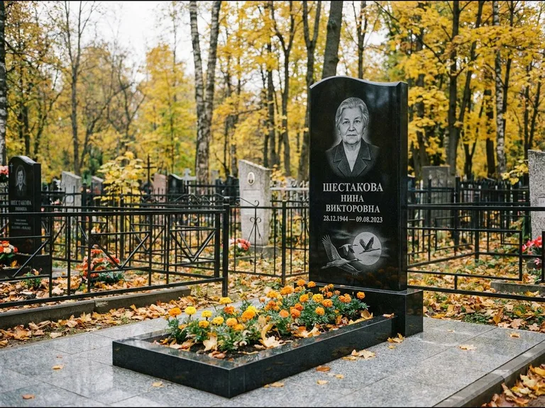 Памятник с гравировкой журавлей — гравировка клина журавлей на фоне солнечного диска, работа «Шестакова» в Тольятти