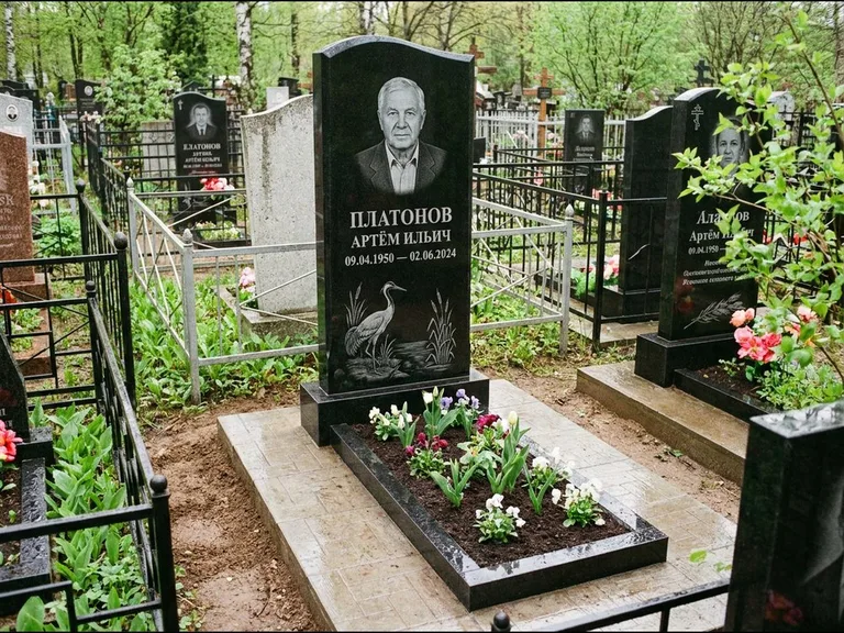 Памятник с гравировкой журавлей — гравировка журавля у камышей рядом с эпитафией, работа «Платонов» в Тольятти