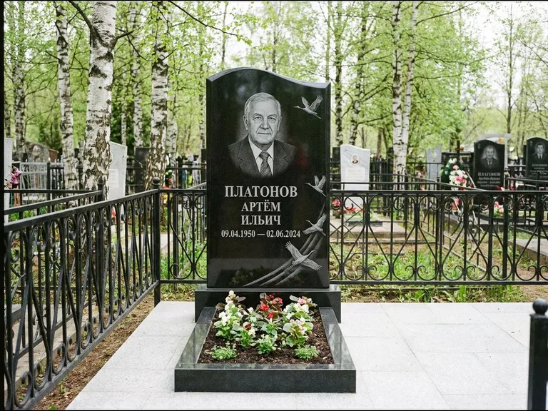 Памятник с гравировкой журавлей — гравировка трёх журавлей по диагонали через свободное поле с, работа «Платонов» в Тольятти