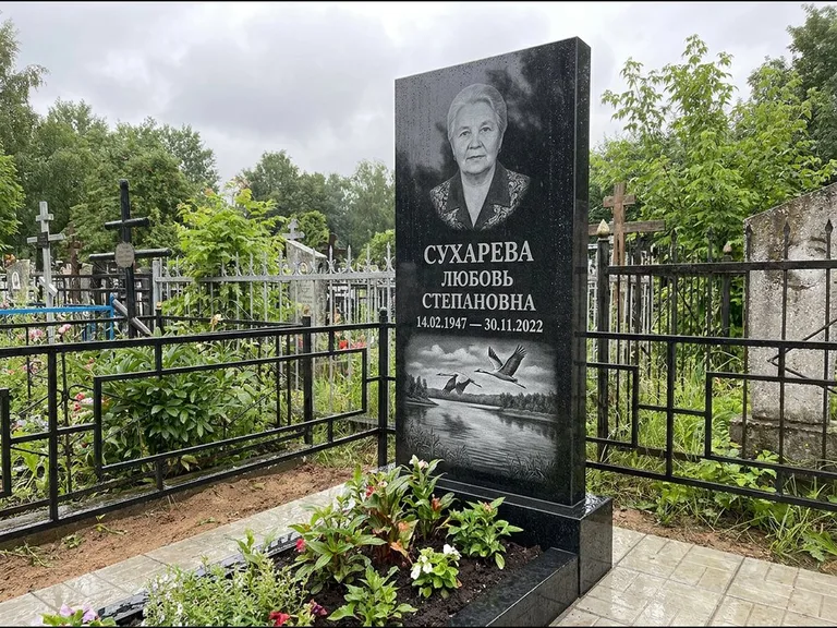 Памятник с гравировкой журавлей — гравировка пары журавлей над гладью озера в нижней части, работа «Сухарева» в Тольятти