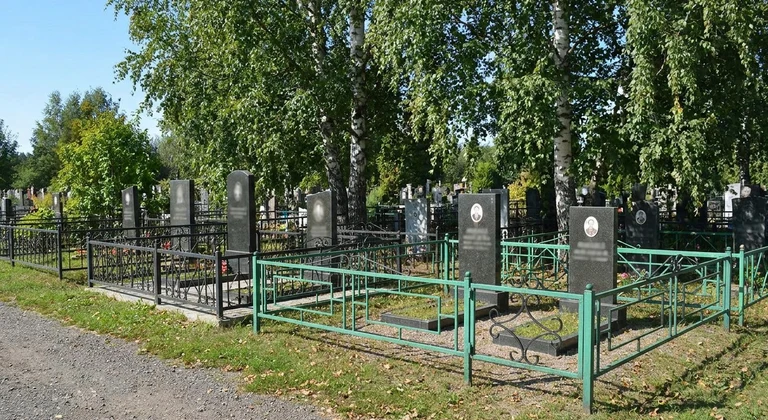 Памятники на кладбище Банная гора в Перми