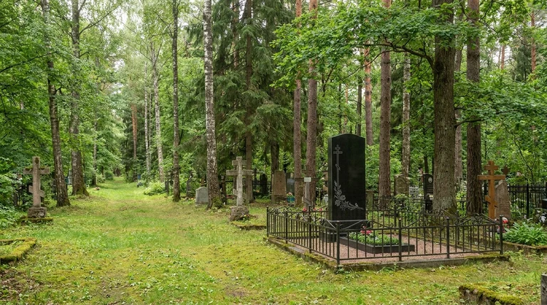 Гранитный памятник на захоронении на кладбище в Сургуте