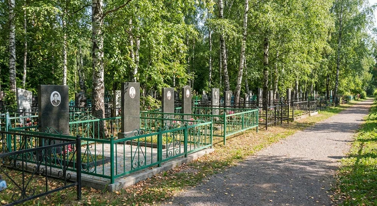 Памятники на Ново-Сормовском кладбище в Нижнем Новгороде