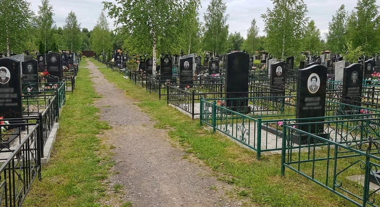 Памятники на Новом городском кладбище в Тольятти