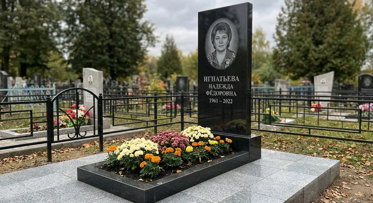 Гранитный памятник с портретом, Пример гранитного памятника работы мастерской «Мастер Каменев»