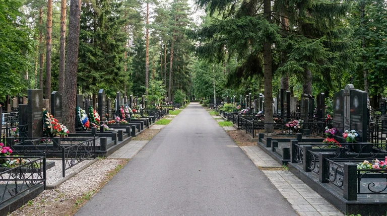 Гранитный памятник на Зеленогорском кладбище в Зеленогорске, Курортный район Санкт-Петербурга
