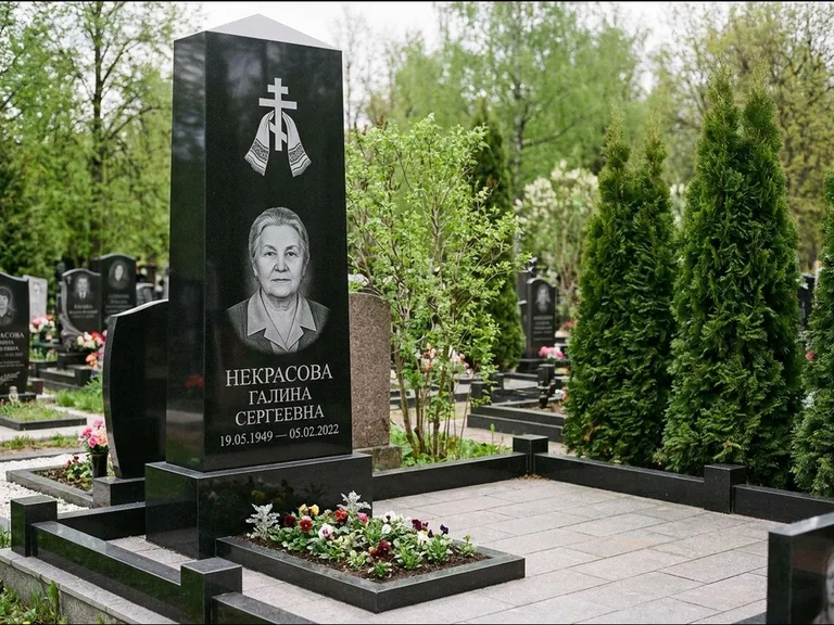 Памятник из чёрного гранита — стела-пилон с ажурным резным крестом, работа «Ерофеева» в Тольятти