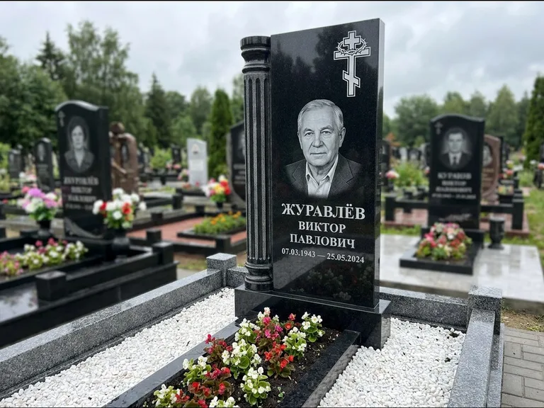 Памятник из чёрного гранита — семейный мемориал из двух стел с крестом с рушником, работа «Гущин» в Тольятти