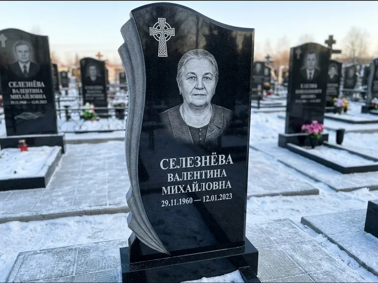 Памятник из чёрного гранита — восьмигранный обелиск с кельтским крестом, работа «Некрасова» в Тольятти