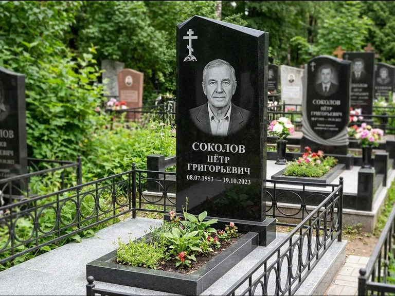 Памятник из чёрного гранита — полукруглая стела с крестом на Голгофе, работа «Журавлёв» в Тольятти
