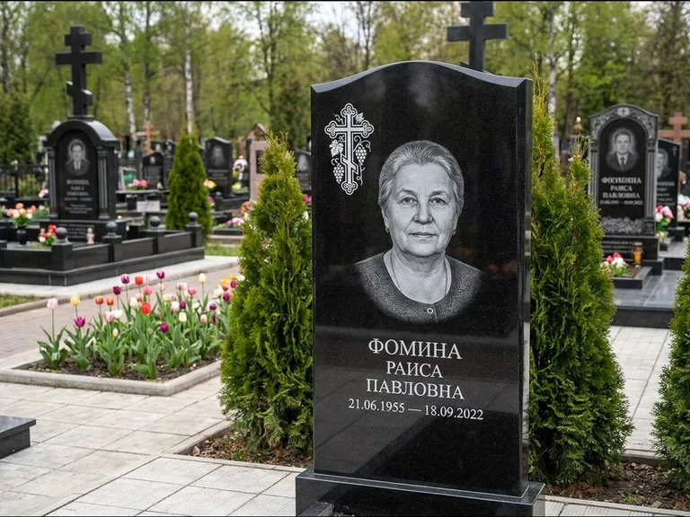 Памятник из чёрного гранита — двухцветная стела с крестом с распятием, работа «Одинцова» в Тольятти