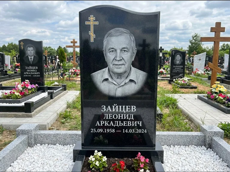 Памятник из чёрного гранита — горизонтальная семейная стела с аркой с процветшим крестом с виноградной лозой, работа «Верещагин» в Тольятти