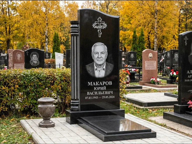 Памятник из чёрного гранита — асимметричная стела с крестом с рушником, работа «Панкратов» в Тольятти