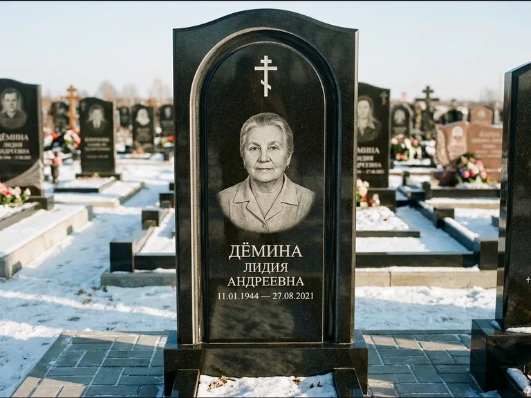 Памятник из чёрного гранита — стела-триптих с крестом с терновым венцом, работа «Ерофеева» в Тольятти
