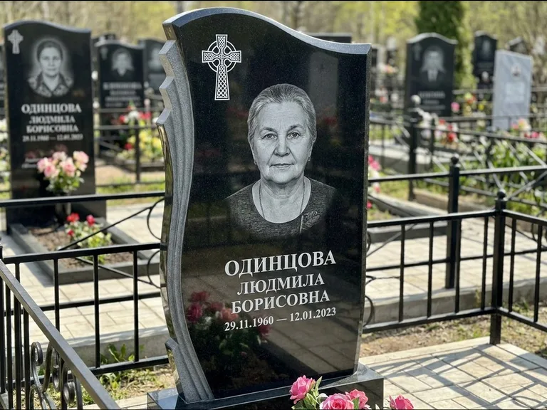 Памятник из чёрного гранита — стела с портретным овалом с кельтским крестом, работа «Савельева» в Тольятти