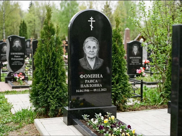 Памятник из чёрного гранита — вертикальная стела с латинским крестом, работа «Некрасова» в Тольятти