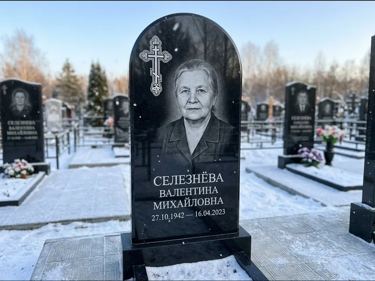Памятник из чёрного гранита — массивная стела с крестом в лучах с крестом в лучах, работа «Одинцова» в Тольятти