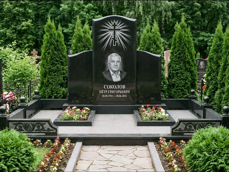 Памятник из чёрного гранита — низкая стела с крестом сбоку с золочёным крестом, работа «Верещагин» в Тольятти