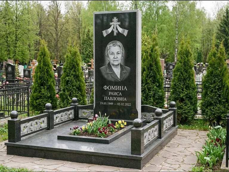 Памятник из чёрного гранита — семейный мемориал с ажурным резным крестом, работа «Мельникова» в Тольятти