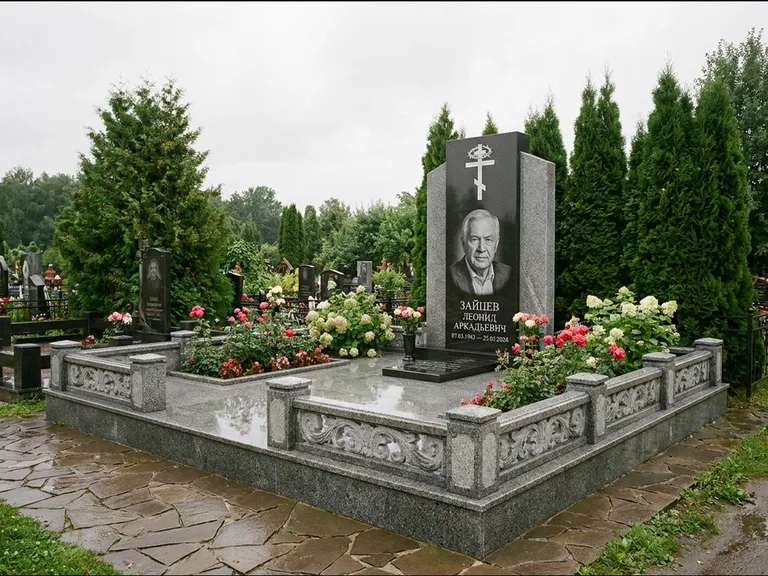 Памятник из чёрного гранита — стела с двумя портретами с крестом с рушником, работа «Богданов» в Тольятти