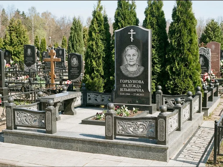 Памятник из чёрного гранита — стела с золочёным крестом с крестом с терновым венцом, работа «Селезнёва» в Тольятти