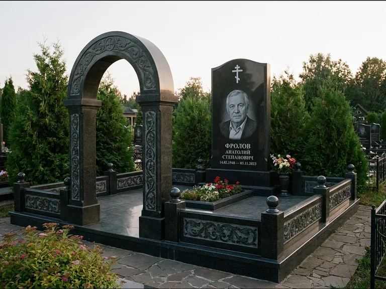 Памятник из чёрного гранита — высокая стела с процветшим крестом с православным восьмиконечным крестом, работа «Панкратов» в Тольятти