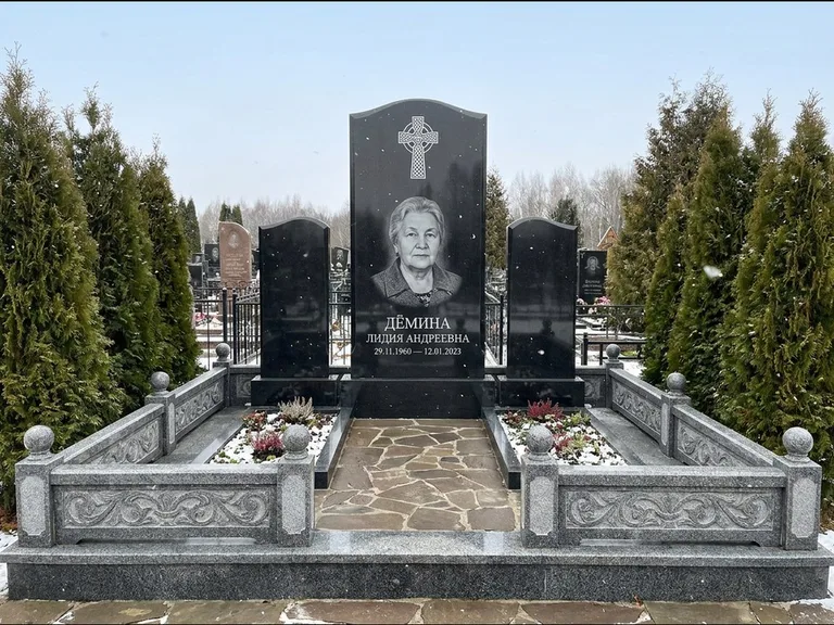 Памятник из чёрного гранита — стела с крестом и ветвью с кельтским крестом, работа «Лаврентьева» в Тольятти