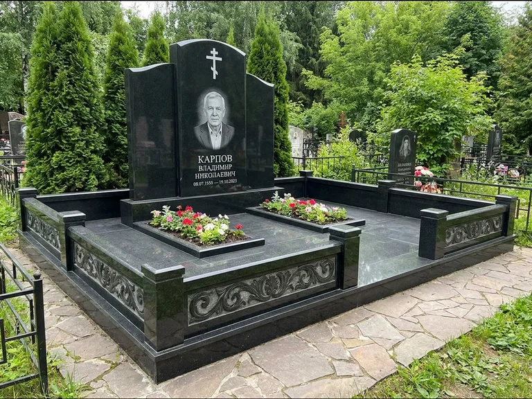 Памятник из чёрного гранита — двойная семейная стела с крестом на Голгофе, работа «Тихонов» в Тольятти