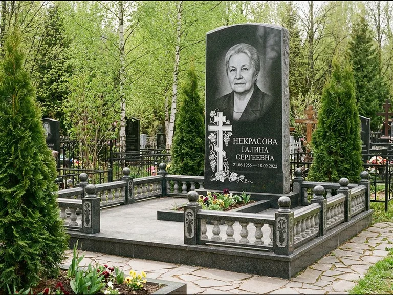 Памятник из чёрного гранита — стела с крестом и книгой с крестом с распятием, работа «Савельева» в Тольятти