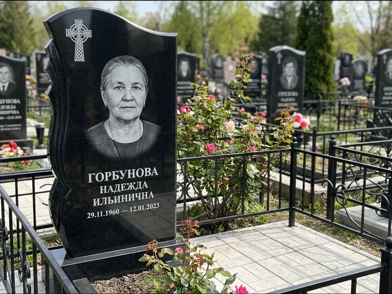 Памятник из чёрного гранита — высокий обелиск с кельтским крестом, работа «Одинцова» в Тольятти