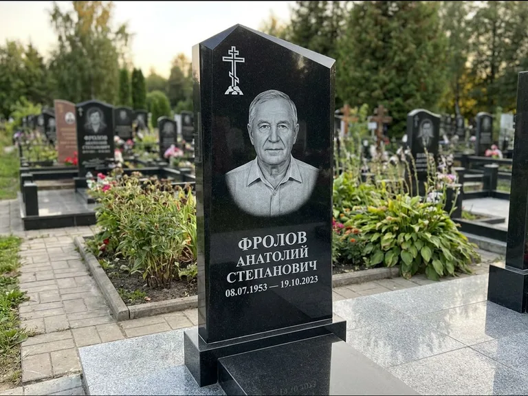 Памятник из чёрного гранита — стела со столиком и скамьёй с крестом на Голгофе, работа «Верещагин» в Тольятти