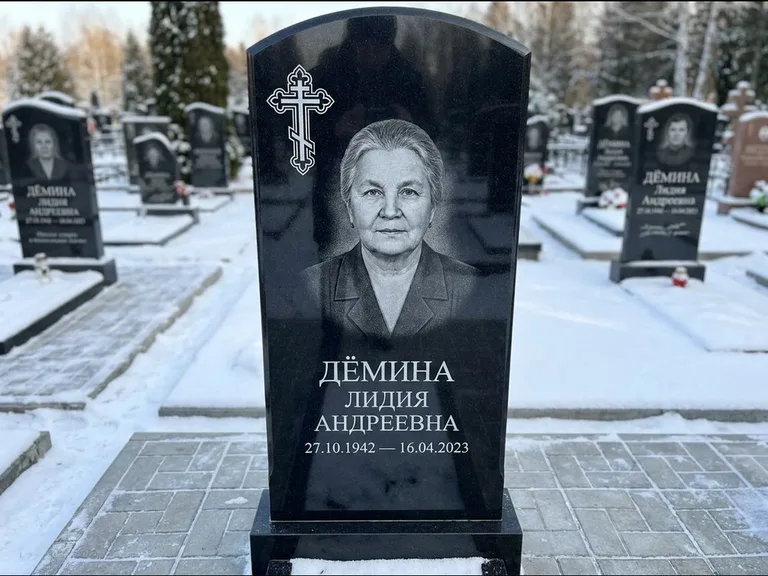 Памятник из чёрного гранита — стела домиком с крестом в лучах, работа «Селезнёва» в Тольятти
