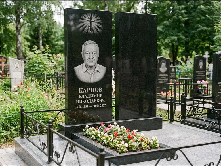 Памятник из чёрного гранита — ступенчатая стела с золочёным крестом, работа «Панкратов» в Тольятти