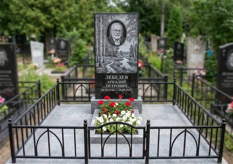 Памятник с гравировкой берёзовой рощи, портретом и надписью в Тольятти