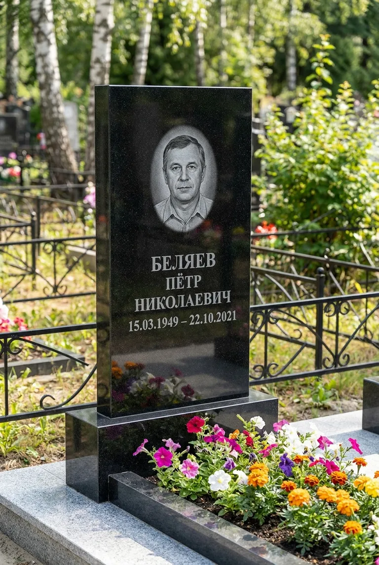 Вертикальный чёрный гранитный памятник под ключ с цветником в Тольятти