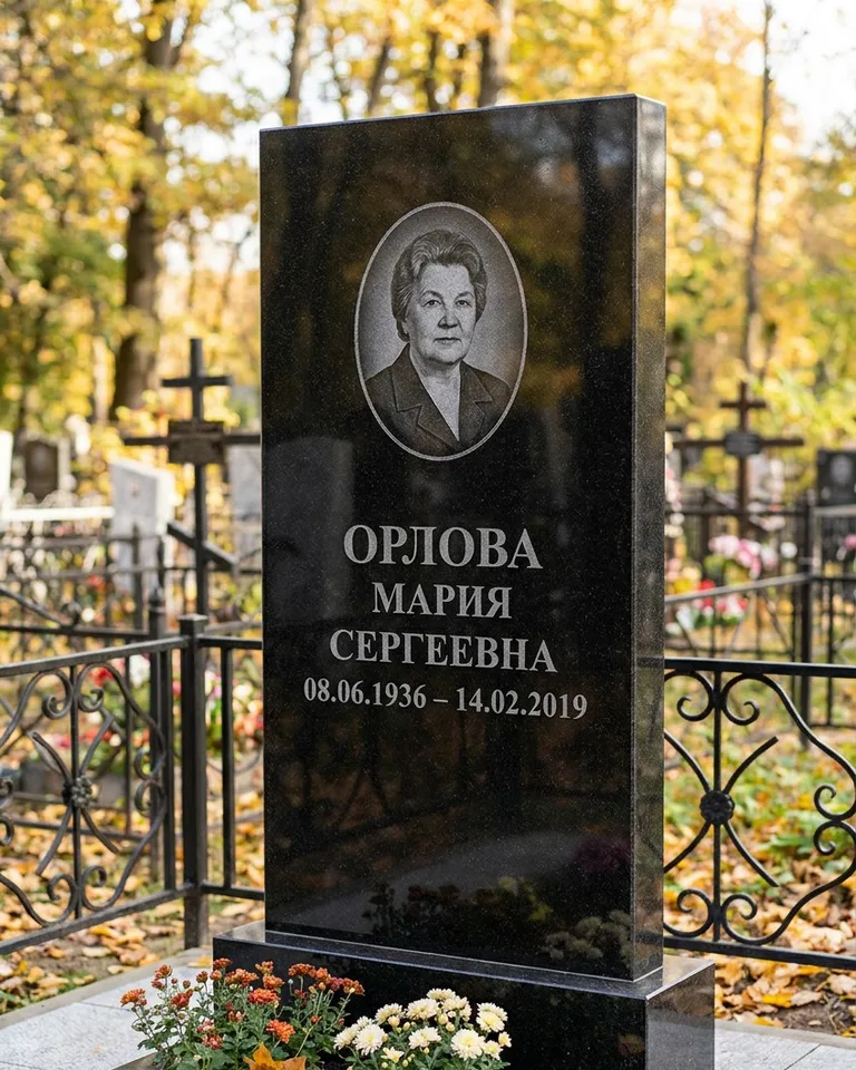 Вертикальный серый гранитный памятник под ключ, осень в Тольятти