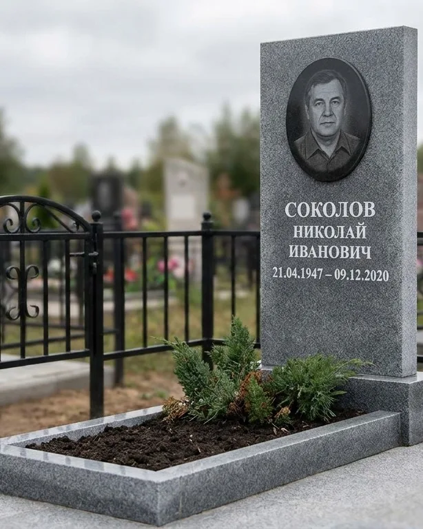 Чёрный памятник под ключ на гранитном цоколе в Тольятти
