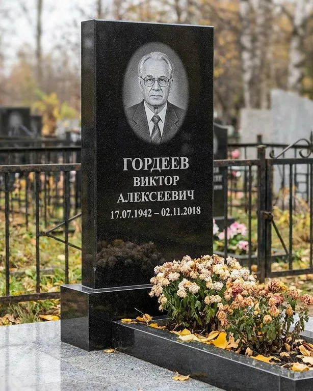 Памятник под ключ с гранитным цоколем и плиткой в Тольятти