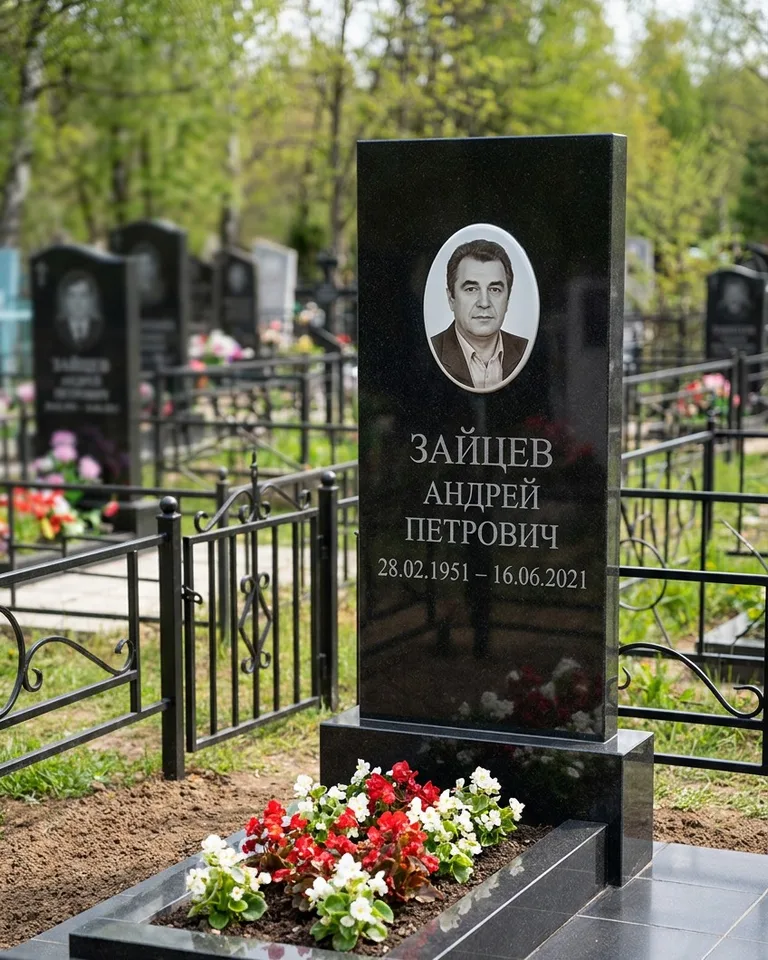 Памятник под ключ с гранитной вазой и цветами в Тольятти