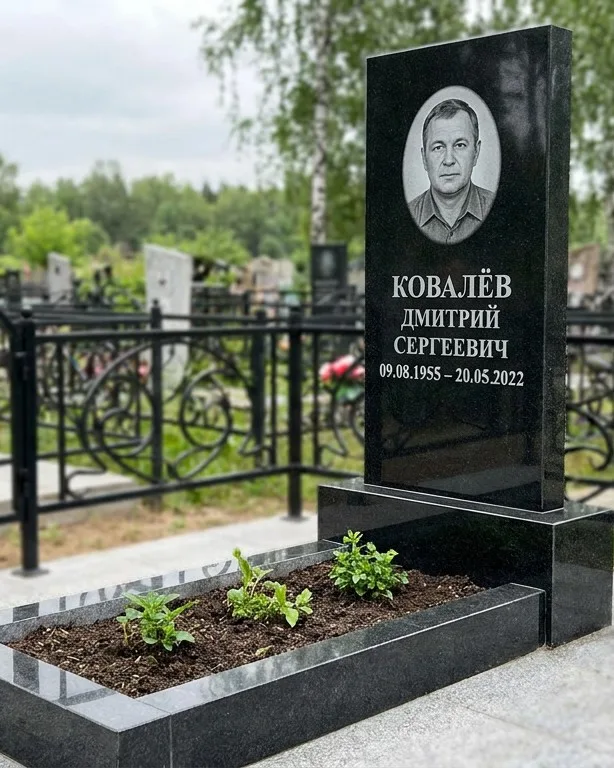 Горизонтальный серый памятник под ключ, осень в Тольятти