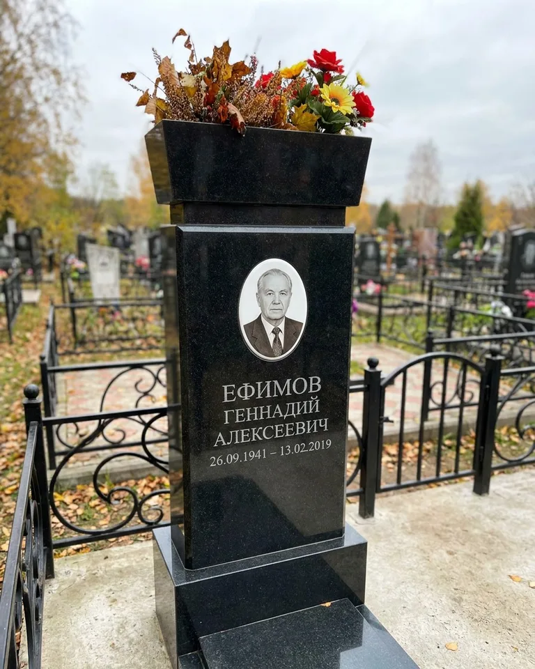 Двойной семейный памятник под ключ с портретами в Тольятти